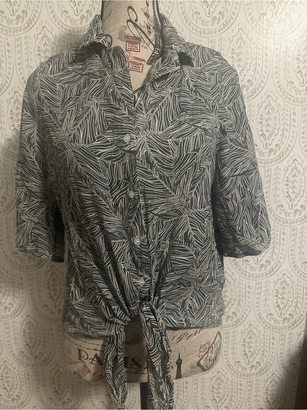 Women’s Black and White Leaf-Print Tie-Front Button-Down Shirt